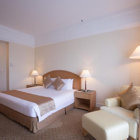 ホテル ロイヤル チュラン スレンバン エクステリア 写真 A room at the hotel