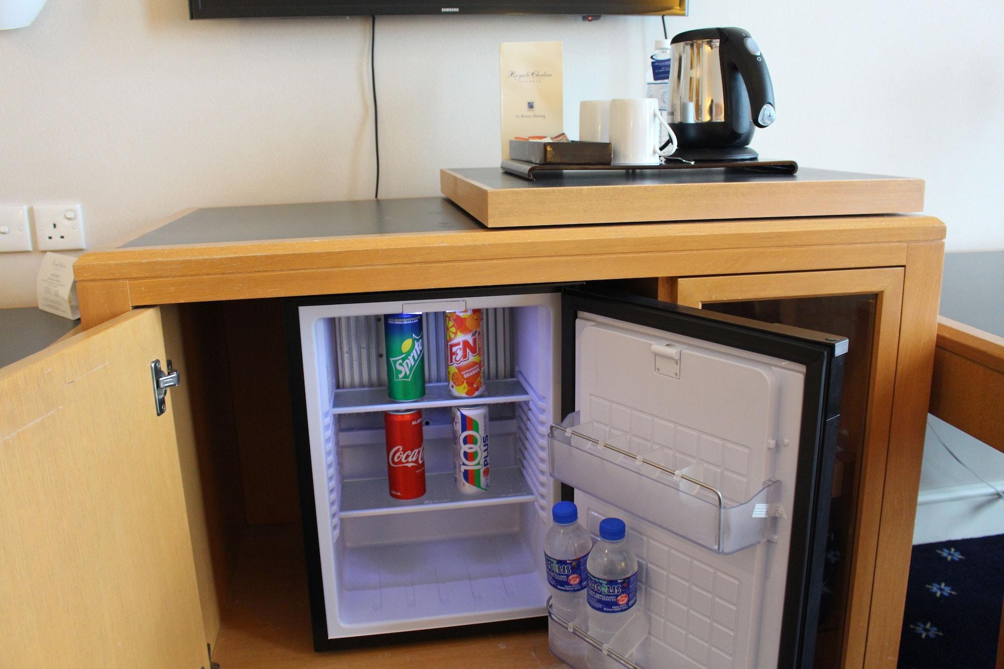 ホテル ロイヤル チュラン スレンバン エクステリア 写真 A mini-refrigerator in a hotel room