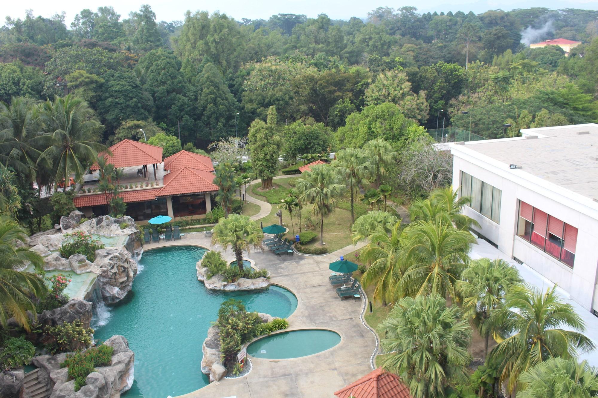 ホテル ロイヤル チュラン スレンバン エクステリア 写真 The swimming pool at the resort