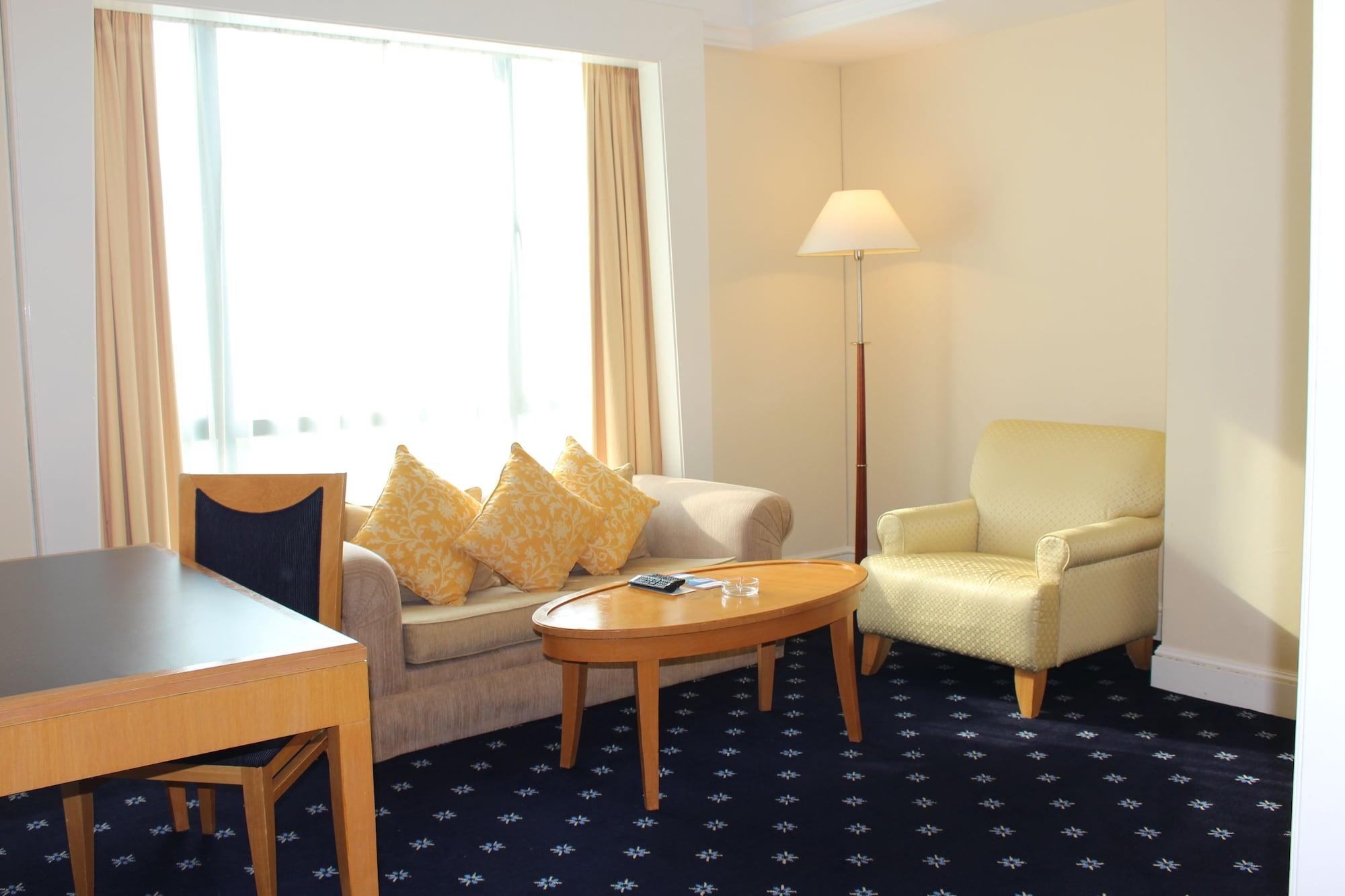 ホテル ロイヤル チュラン スレンバン エクステリア 写真 A living room in a hotel suite