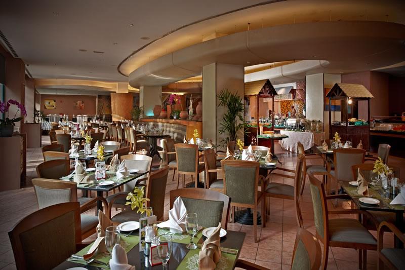 ホテル ロイヤル チュラン スレンバン エクステリア 写真 The restaurant