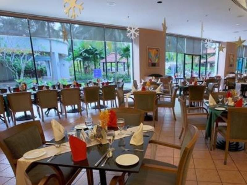 ホテル ロイヤル チュラン スレンバン エクステリア 写真 The restaurant at the hotel