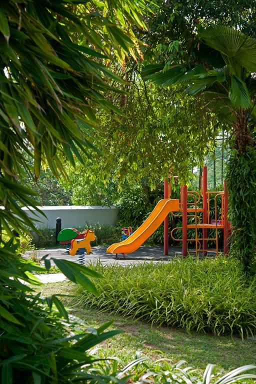ホテル ロイヤル チュラン スレンバン エクステリア 写真 Playground in the park