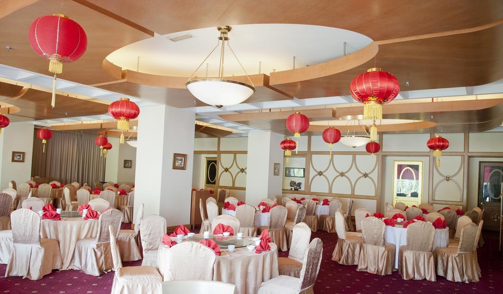 ホテル ロイヤル チュラン スレンバン エクステリア 写真 The interior of the restaurant