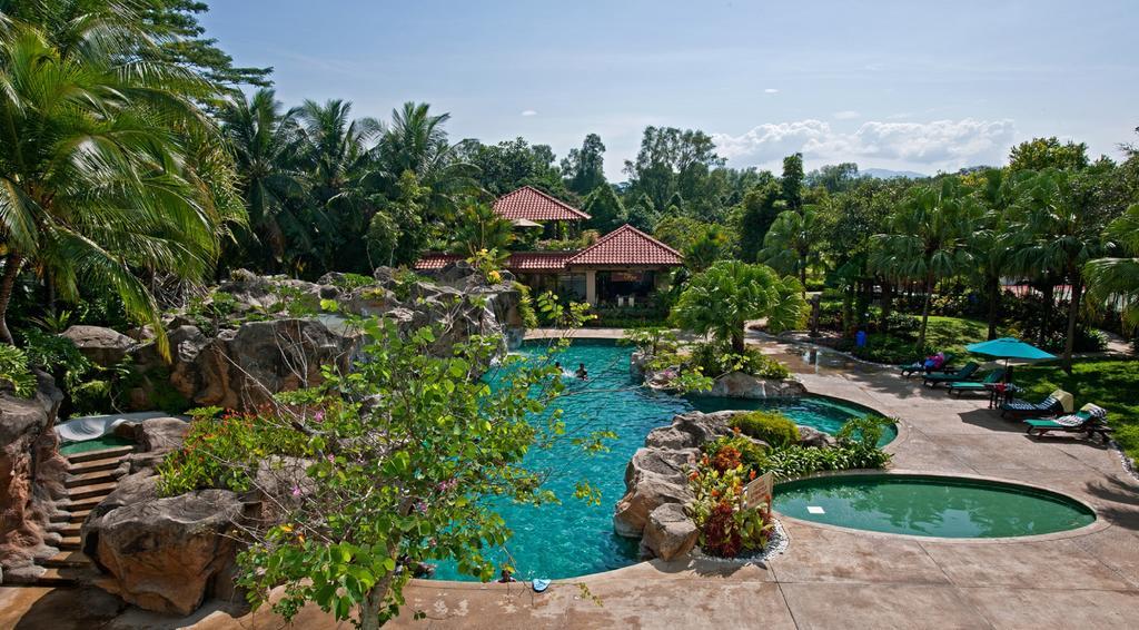 ホテル ロイヤル チュラン スレンバン エクステリア 写真 The pool at the Sunway Lagoon Resort