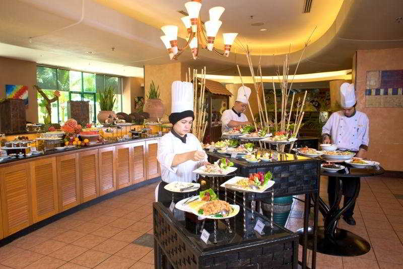 ホテル ロイヤル チュラン スレンバン エクステリア 写真 A buffet at a hotel