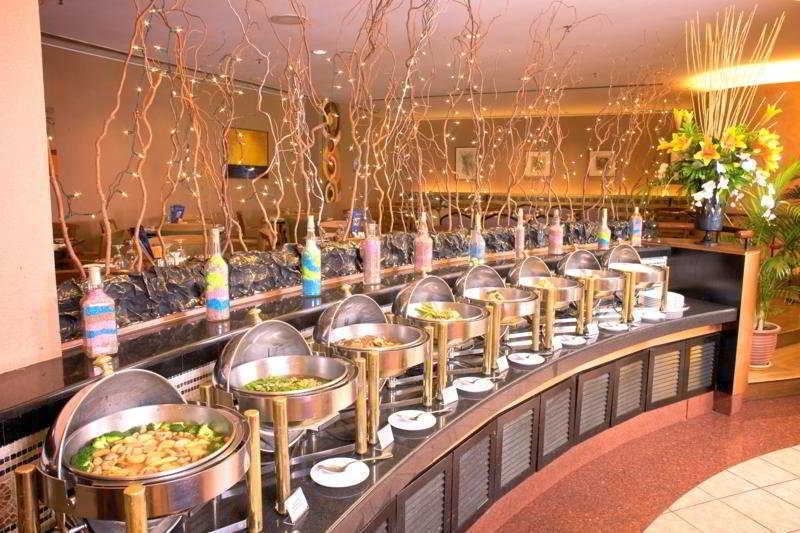ホテル ロイヤル チュラン スレンバン エクステリア 写真 A buffet at a hotel