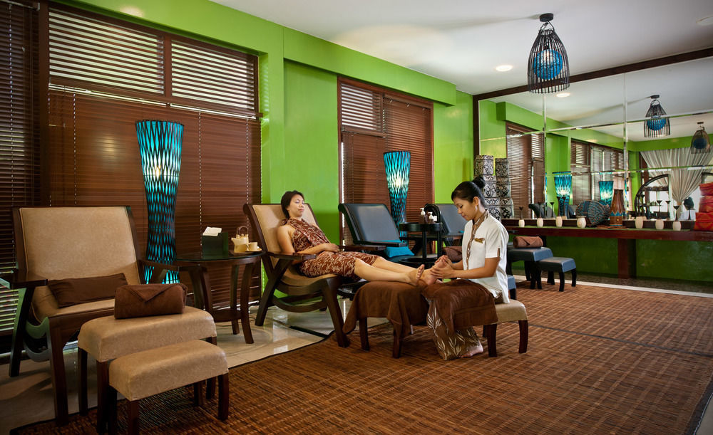 ホテル ロイヤル チュラン スレンバン エクステリア 写真 A foot spa in Bangkok, Thailand